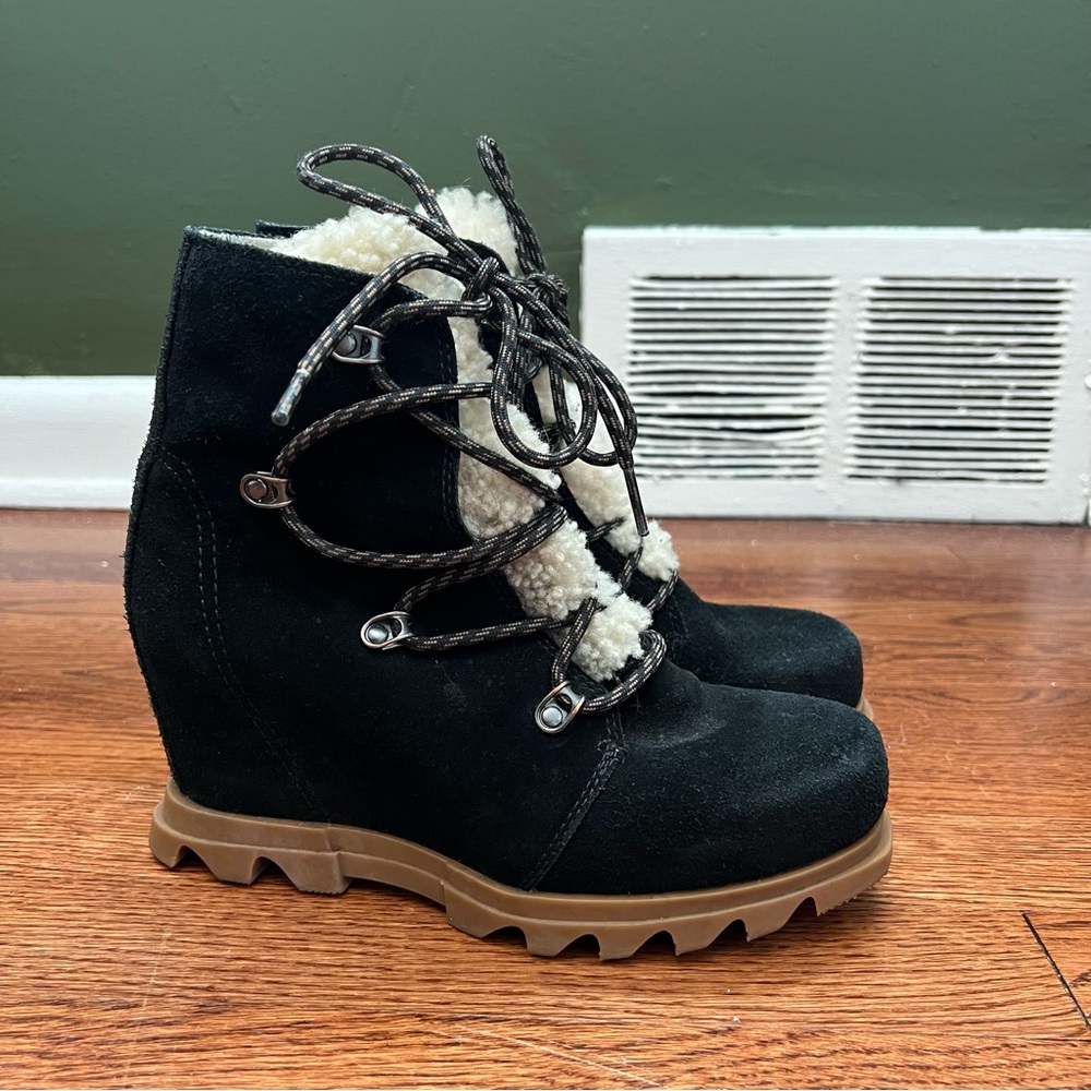 Sorel Black and Tan Ankle Boots